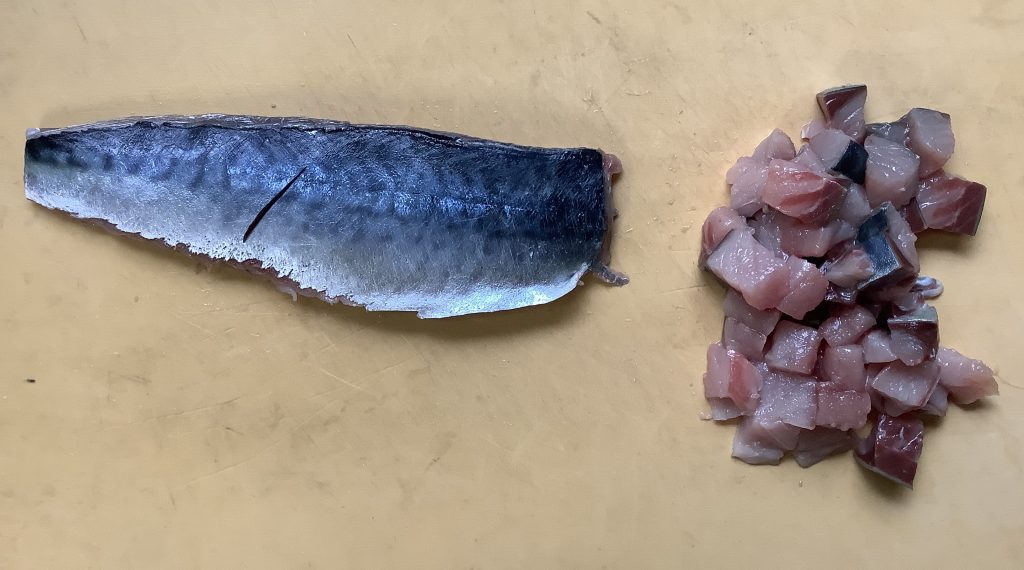 サバを細切れに