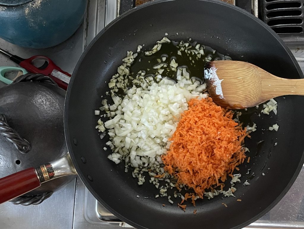 人参玉ねぎを炒める