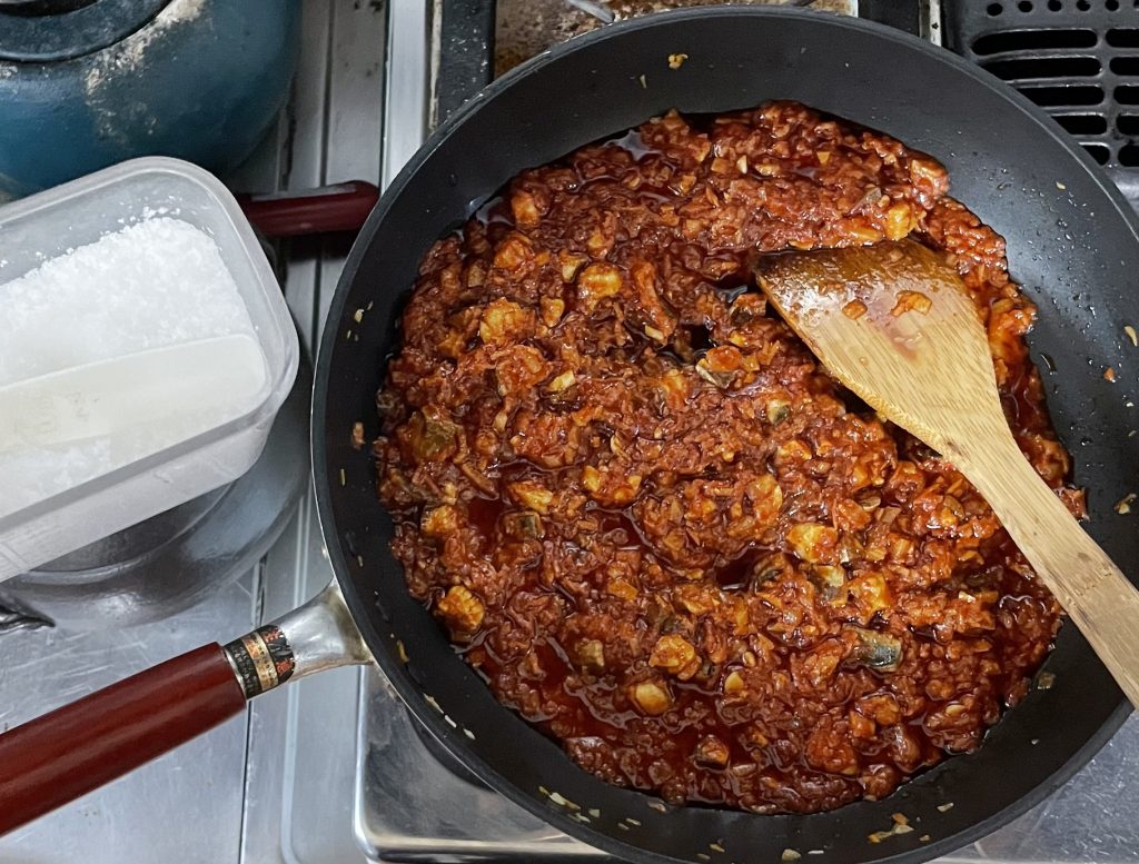 全体が混ざってきたら、塩コショウで味を調える。