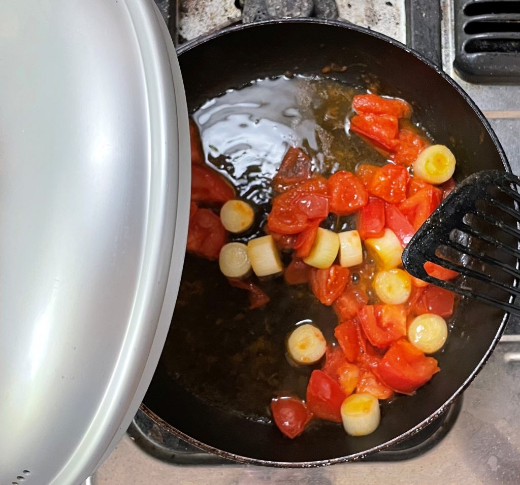 水を入れて煮込む