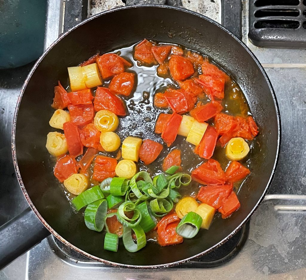 水を入れて煮る