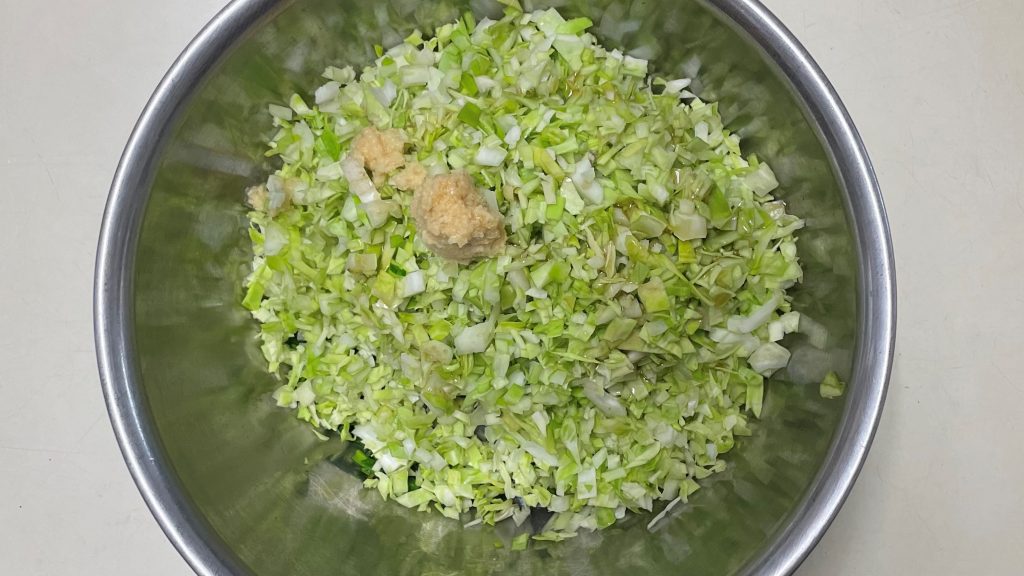 キャベツとニラ等をまぜる