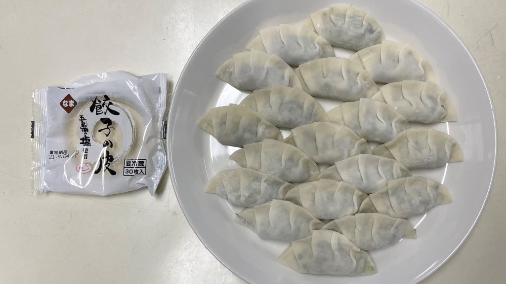 出来上がったタネを、餃子の皮で包む