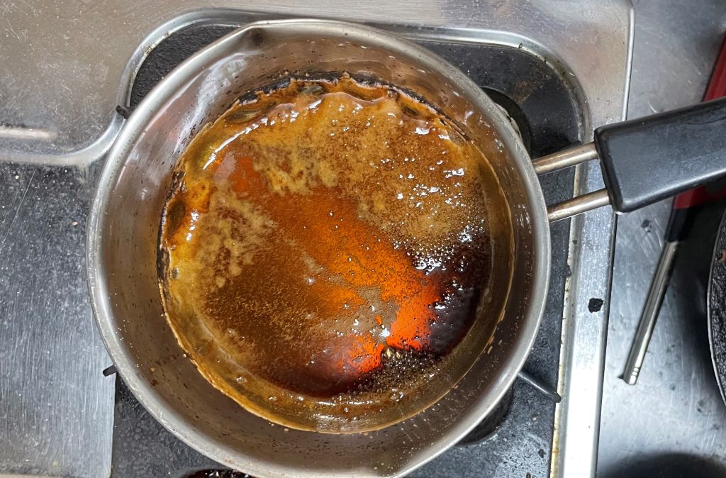 タレを煮詰める