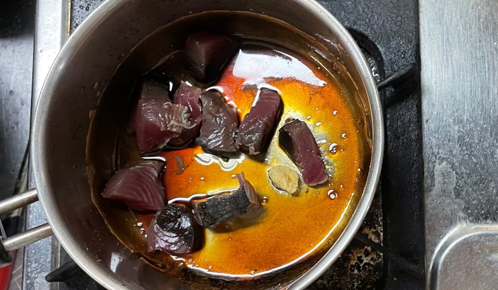 カツオをサッと煮る