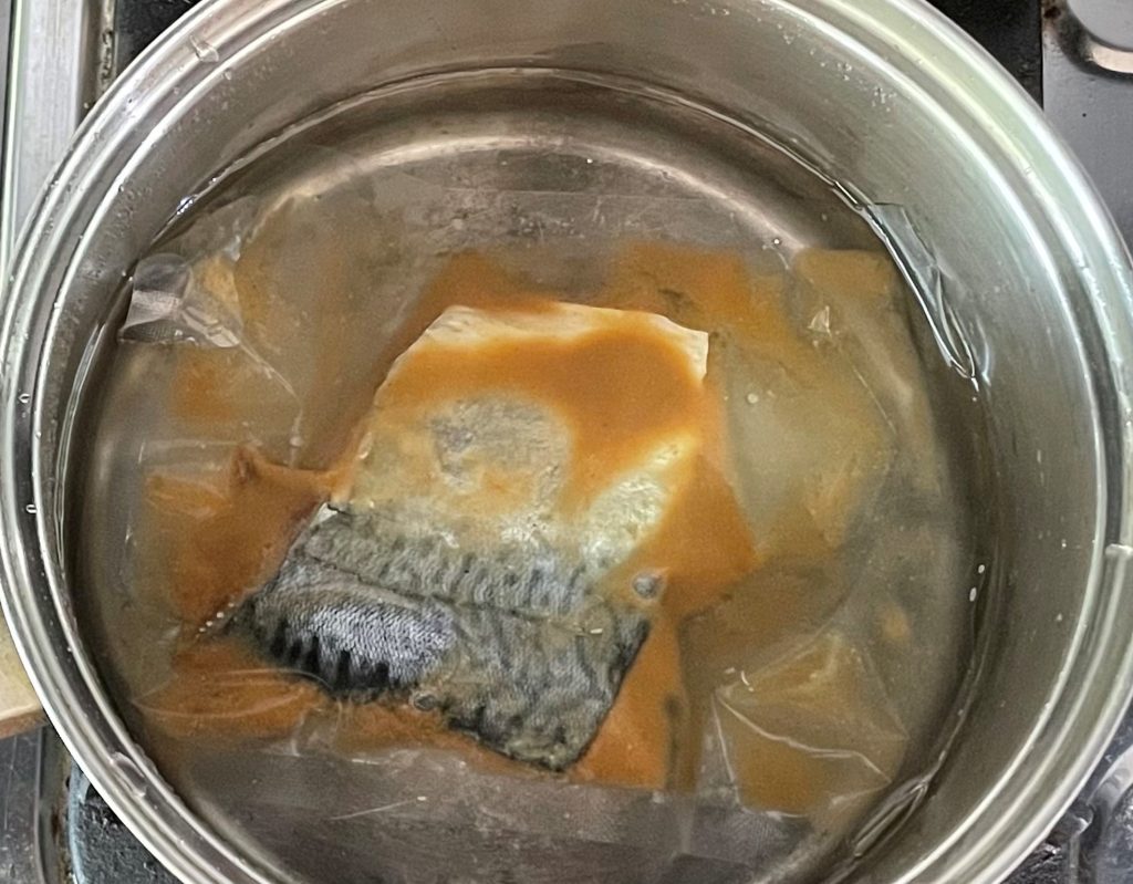 サバ味噌を湯煎