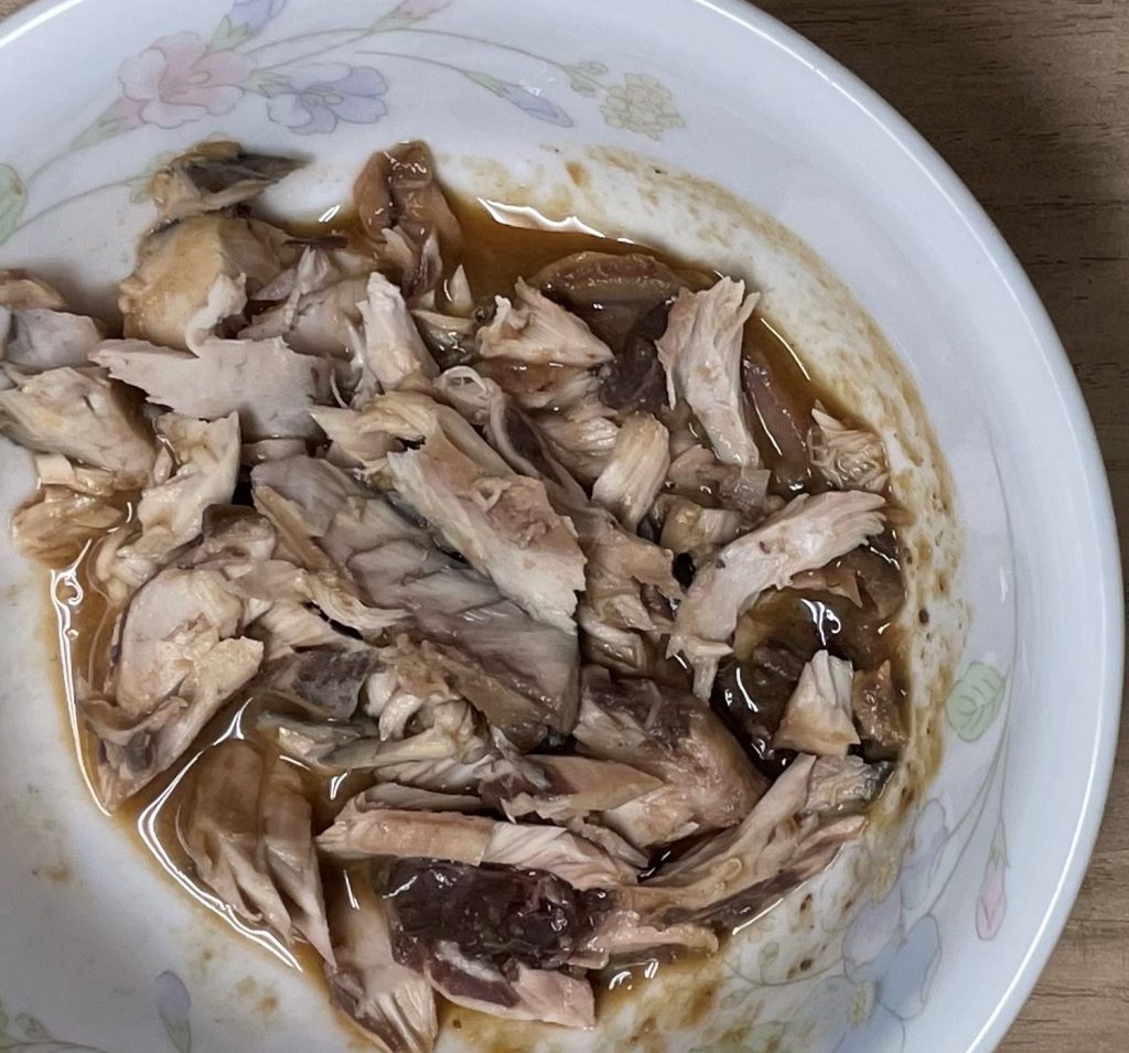 サバ味噌の骨を取りほぐす