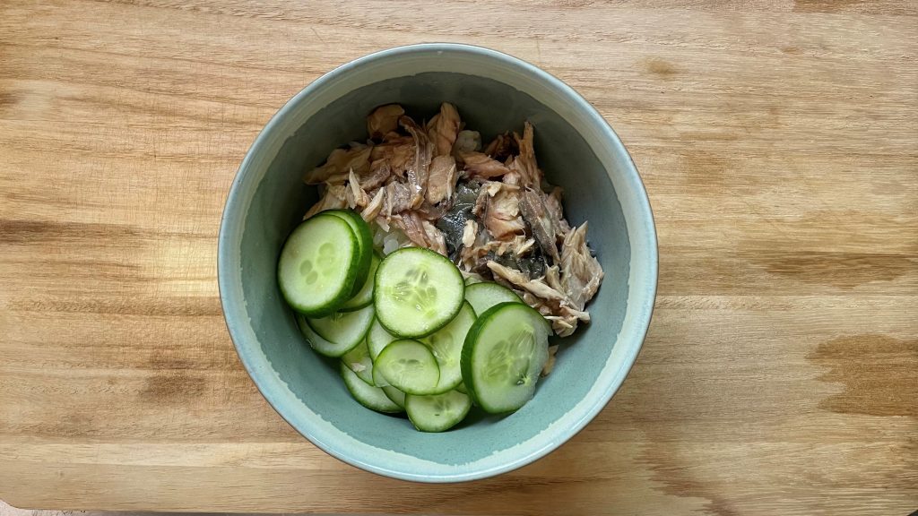 ご飯の上にサバ、キュウリを乗せる
