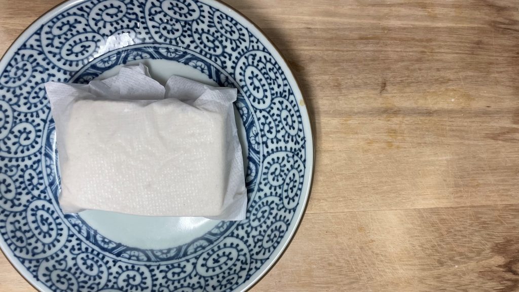 豆腐をレンジにかける