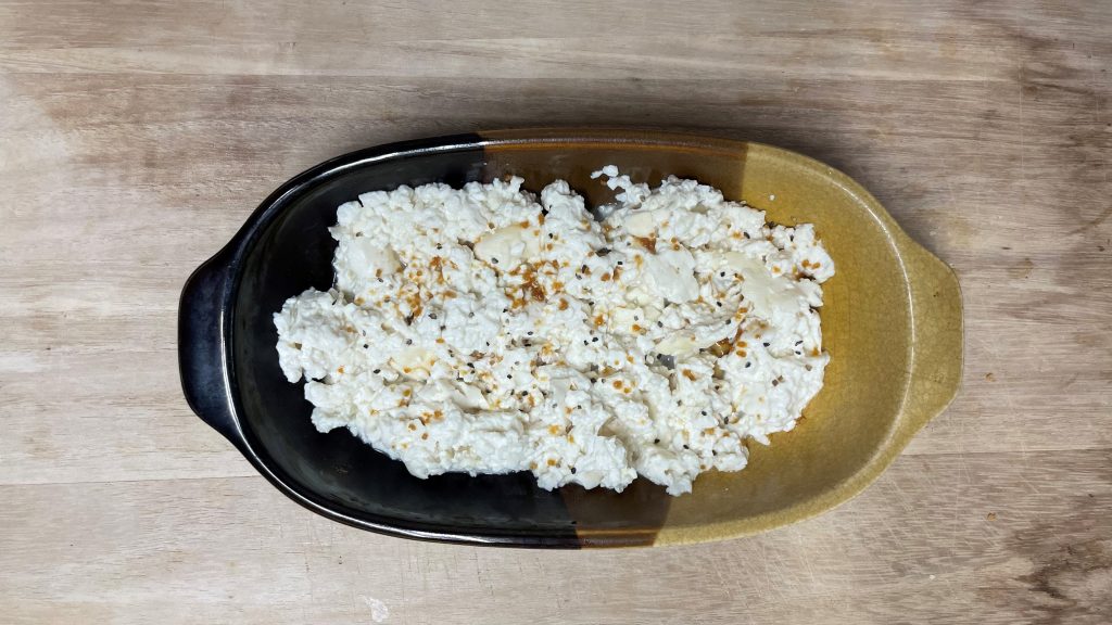 豆腐を並べ塩コショウ