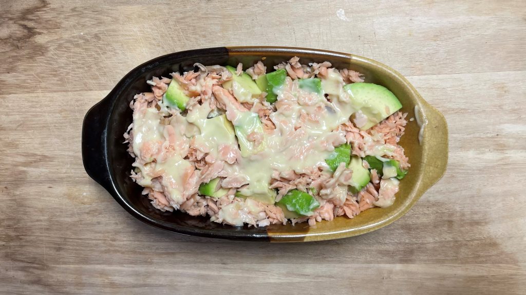 サケ・アボカド・マヨネーズならべる