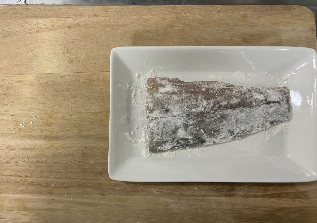 サワラの両面に小麦粉