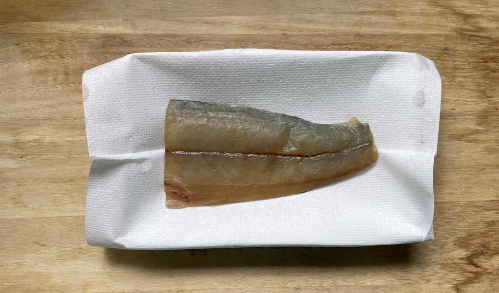 タレから取り出し水分をふく