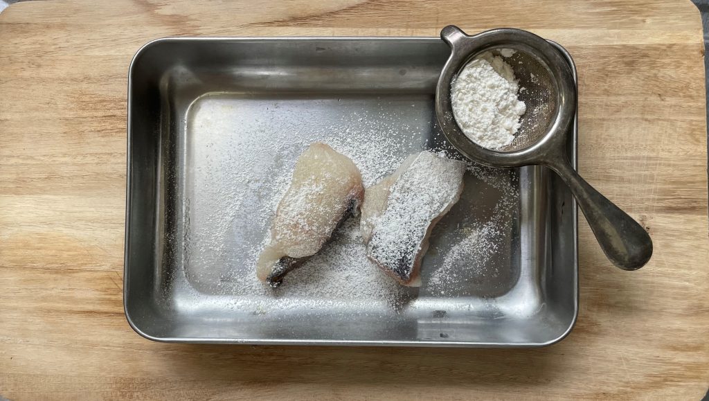 タラに塩コショウ、小麦粉