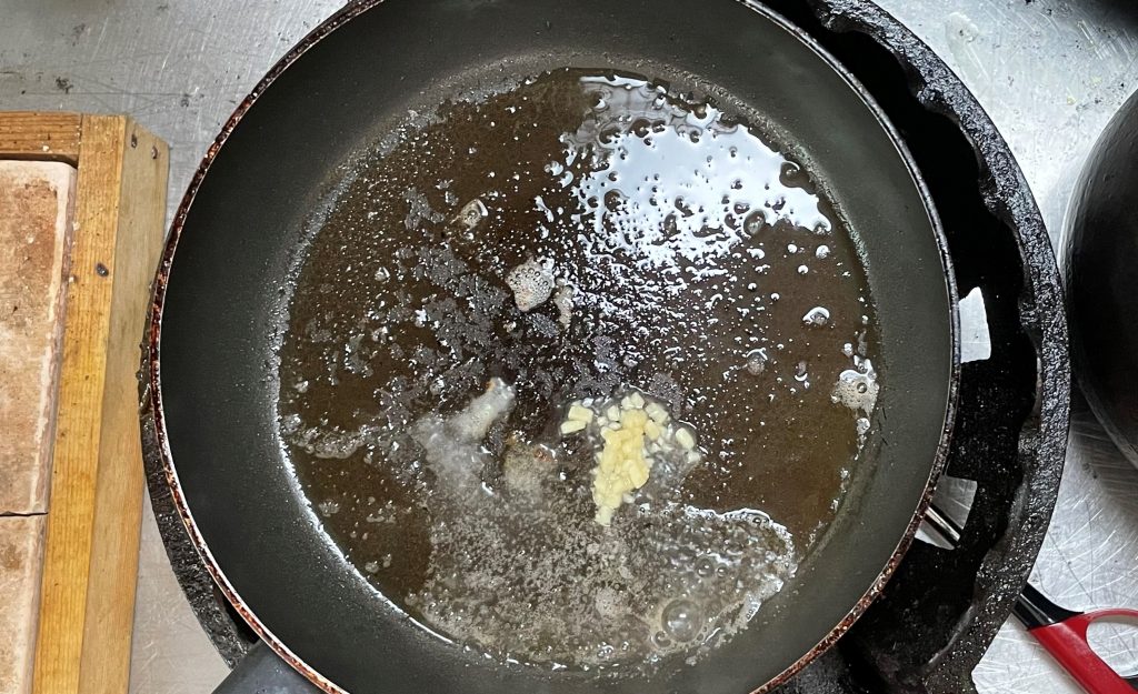 フライパンにオリーブオイルとバター